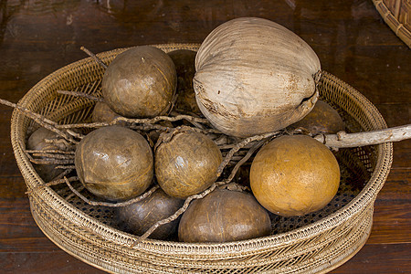 篮子里的干椰子图片