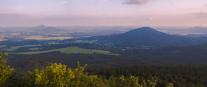 Lusatian 山脉 宽全景 从捷克与德国边境的 Hochwald Hvozd 山全景 蓝绿色的山林和粉红色的多云日落天空背景图片