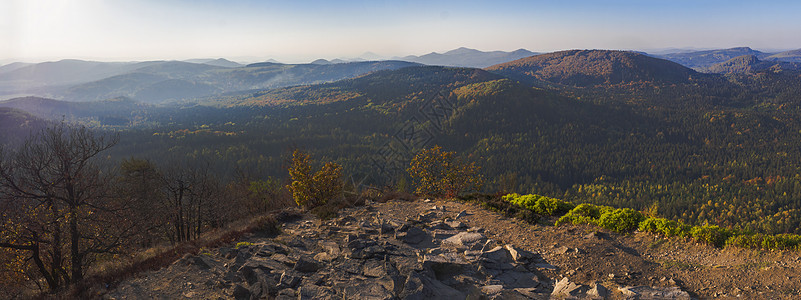 从 Klic 或 Kleis 的全景视图是 Lusatian 山脉最吸引人的观点之一 有秋天的落叶和针叶树森林和绿色的山丘 黄金图片