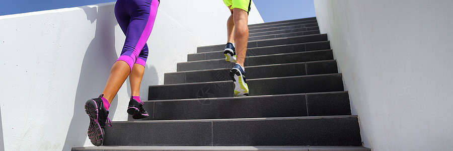 跑健身生活方式旗帜的楼梯跑步者 慢跑上楼梯训练 hiit 锻炼 夫妇锻炼腿部和有氧运动 在城市锻炼的健康积极运动人士图片