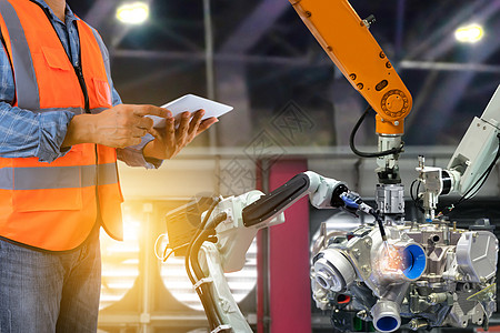 工业植物中机器人在工程控制中的机械化物生产工厂手臂安全技术员机械金属男人操作工人数控图片