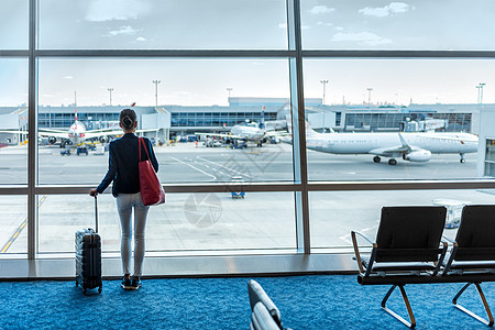 在机场携带行李的旅游女旅游客图片