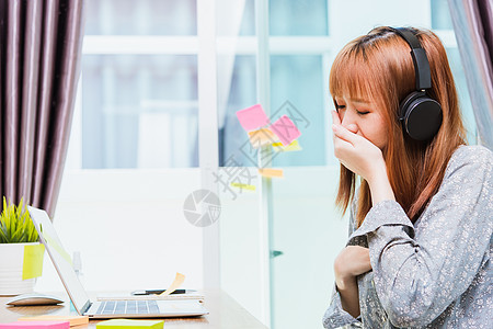 女学生 女孩学生 疲苦困睡的打哈哈哈哈哈用手亲近嘴唇图片