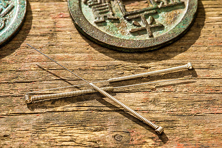 带有古中国硬币的针刺针中医卫生治疗加热康复医疗保健自然疗法健康背景图片