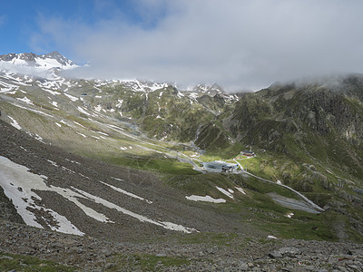 与有线汽车站和小屋的一起对雪山进行空中观测冰川升降机高山天气假期电缆技术运输索道晴天图片