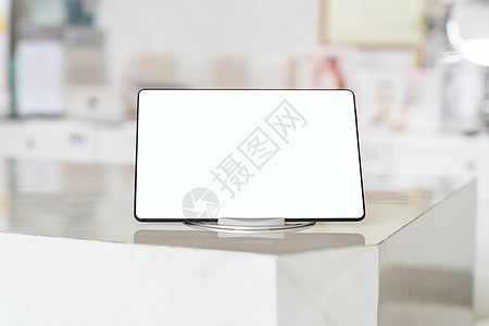 桌子上有空白白屏幕的混凝板电子邮件软件技术软垫办公室商业电子互联网触摸屏小样图片