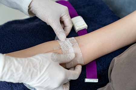 医生用手对病人手臂注射静脉注射IV捐款石膏手套药物疾病医院管子治愈护士工人图片