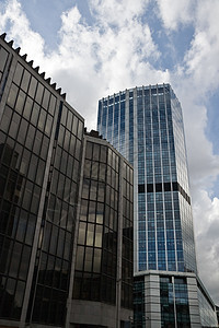 伦敦银行区现代蓝色和灰色办公大楼w/图片