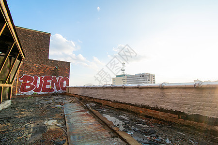 一座废弃建筑的屋顶视图 上面贴着一张涂鸦标签图片