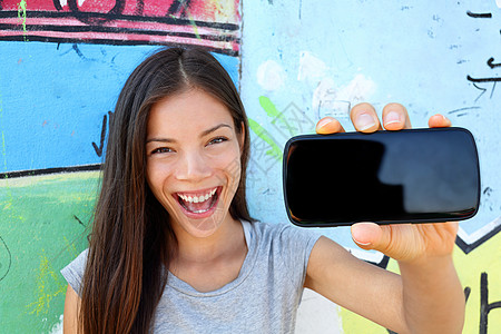 快乐女性展示空白智能手机屏幕图片
