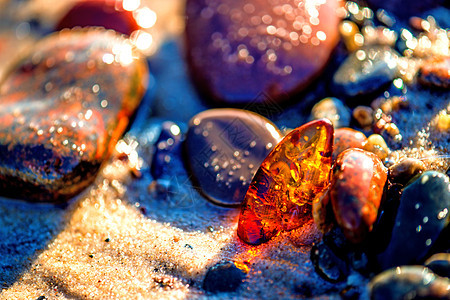 在波罗的海的海滩上安珀地质学宏观矿物岩石水晶果汁康复石头泡沫宝石图片