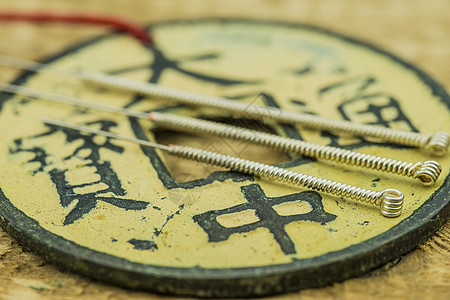 带有古中国硬币的针刺针健康中医工具康复中药加热治疗自然药物现金背景图片