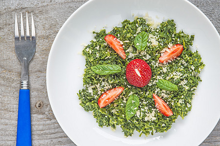 绿色甘蓝沙拉和草莓时代蔬菜水果午餐盘子石器荒野红色食物饮食图片
