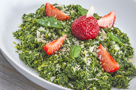 绿色甘蓝沙拉和草莓水果蔬菜时代午餐美食食物饮食荒野红色白色图片