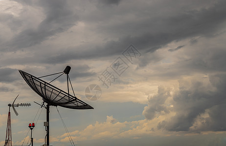 对抗蓝天背面的黑卫星 Dish 天线接收器办公室建筑蓝色建筑学安装技术播送渠道雷达收音机图片