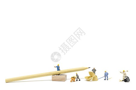 磨铅笔的微型工人小组木头塑像团队白色概念数字工业教育工具宏观图片