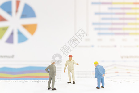 商务人士站在一张图表上的一幅画上塑像商务团队商业男人库存数据金融人士白色图片