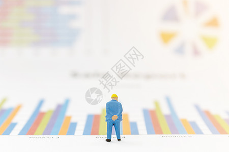 商务人士站在一张图表上的一幅画上塑像金融生长库存男人工作会计数字商务商业图片