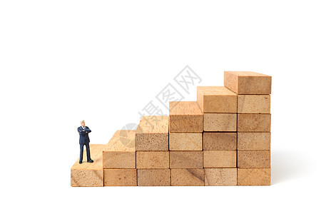 与世隔绝的木块上站着的商务人士经济战略金融操作木头说明商务数字进步商业图片