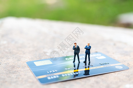 迷你人 商务人士在信用卡上做剪切经济金融银行电子货币信用账单商务互联网借方图片