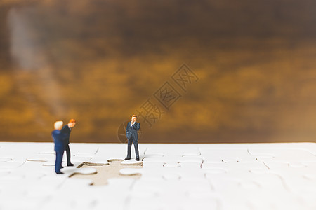 微型人 商务人士用木木砖站立在拼图上男人交易生长人士数字财富金融女性商务合同图片
