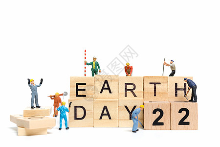 微型人 工人团队在木制背景的木块上建造地球日字样 地球日概念回收海报行星玩具生态假期环境世界工作卡片图片
