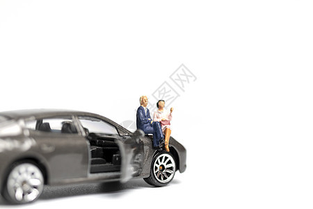使用复印空间的汽车上坐着的微型人员安全市场套装车辆商业人士玩具数字保险服务图片