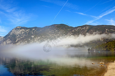 斯洛文尼亚Bohinj湖上美丽的水晶清澈的水风景假期天空国家高山公园远足爬坡旅游反射图片