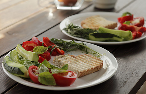 健康有机蔬菜早餐 番茄吐司沙拉烤黄瓜酱厨房饮食盘子美食桌子烹饪午餐营养食物生活方式图片