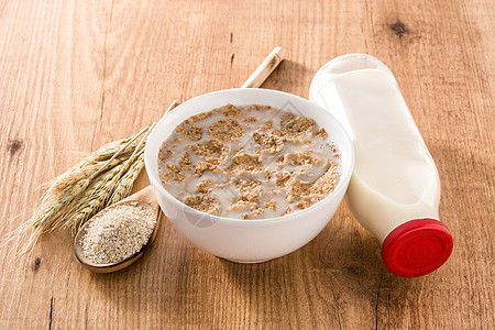 木制桌上的燕麦和牛奶早餐白色乳糖薄片饮食谷物玻璃食物乳制品营养图片