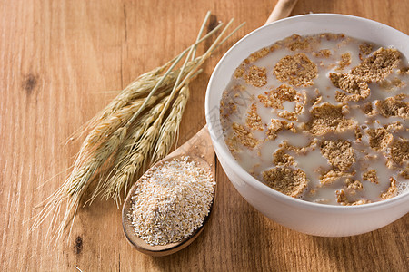 木制桌上的燕麦和牛奶食物谷物饮食白色乳制品薄片营养玻璃乳糖早餐图片