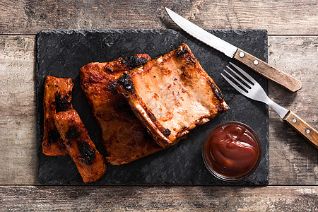 木制桌上的烧烤肋骨牛肉味道灰色迷迭香猪肉桌子食物石头图片