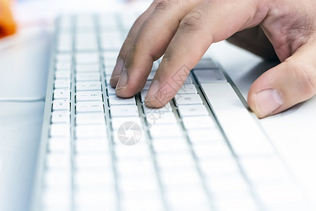 在打字前 男性先将计算机的白键盘交给男性男人钥匙手指数据电脑技术网络商业成人工作图片