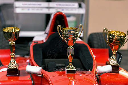 优胜赛车和红色赛车的奖杯图片