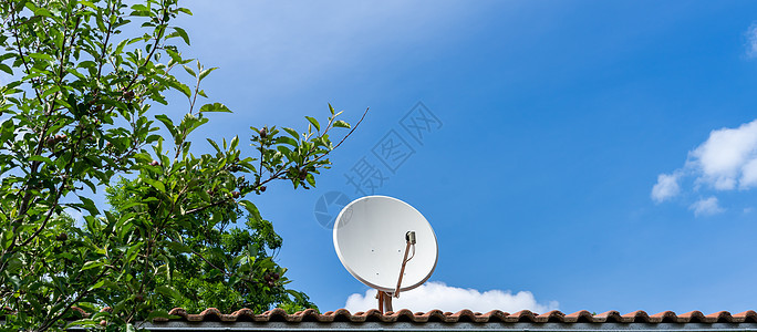 TV接收设备房顶上的卫星天线天线收音机抛物前台屋顶数据环境天空安装电源线互联网图片