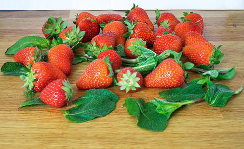 草莓在厨房的木制工作台上服务 红色和红色水果浆果果汁甜点木头食物市场收成乡村早餐图片