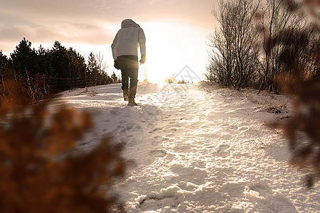 人们敢于在太阳下雪的道路上 沿着太阳开始重新开始步伐雪花仙境旅行齿轮打印疼痛天空天气季节图片
