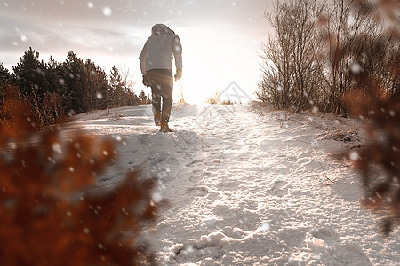 人们敢于在太阳下雪的道路上 沿着太阳开始重新开始季节疼痛步伐旅行鞋类天气小路天空衣服冻结图片