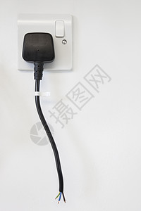 白色墙上挂有出口的断裂电线危险活力电子产品电气插座特写视图电源插头磨损图片