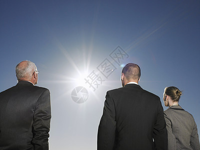 三个商界人士对太阳的展望三个人同事天空蓝天生意高温外套动机阳光男人图片