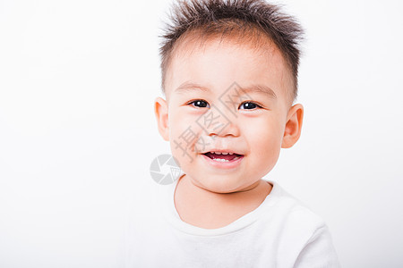 亚裔儿童快乐的肖像 男孩1岁半6个月微笑图片