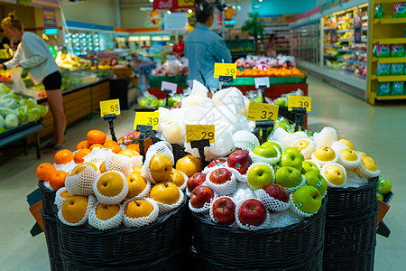 在超市以不同种类的苹果显示大小写  info tooltip蔬菜农业饮食部门青菜架子团体产品大卖场营养图片
