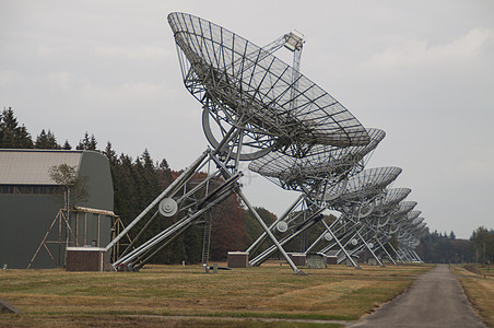 荷兰Westerbork村附近的射电望远镜波浪绿色天文学技术干涉仪光圈卫星天空收音机合成图片