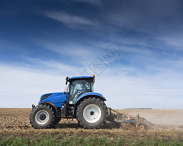 法兰西以北田地上用拖拉机和长喉牵引的农民国家植物季节栽培天线场地播种草地土地日落图片