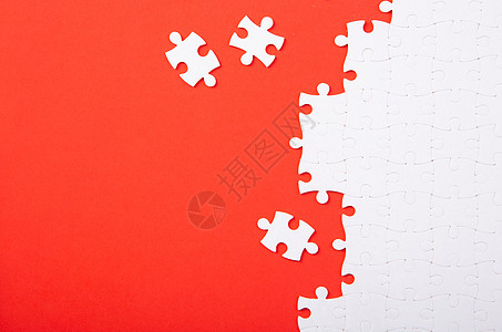 红色上的空白白色拼图网络团体游戏战略解决方案成功商业团队挑战图片
