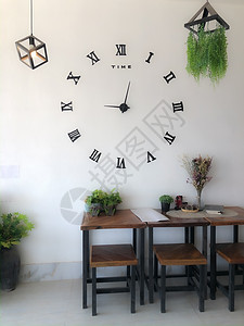 咖啡店的罗马数字墙钟桌子唱歌房子计时器潮人倒数商业古董警报办公室图片