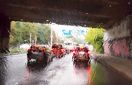 在暴风雨中驾驶汽车窗户交通风暴旅行下雨街道挡风玻璃运输天气玻璃图片