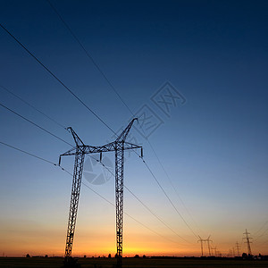 蓝色时的大型发射塔工业地平线天空日光电缆技术日落金属太阳网格图片