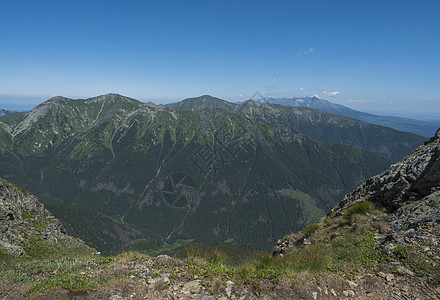 西塔特拉山脉或罗哈斯的山景 从巴拉内克的远足小径可以看到高塔特拉山和克里万峰 锋利的绿草如茵的落基山峰与灌木松和高山花卉草甸 夏图片