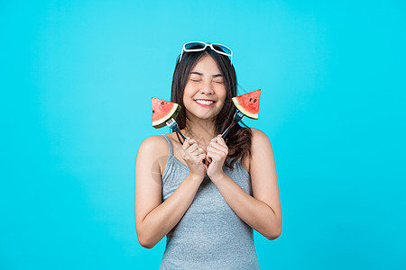 有吸引力的亚洲年轻女性 手持两张小幻灯片图片